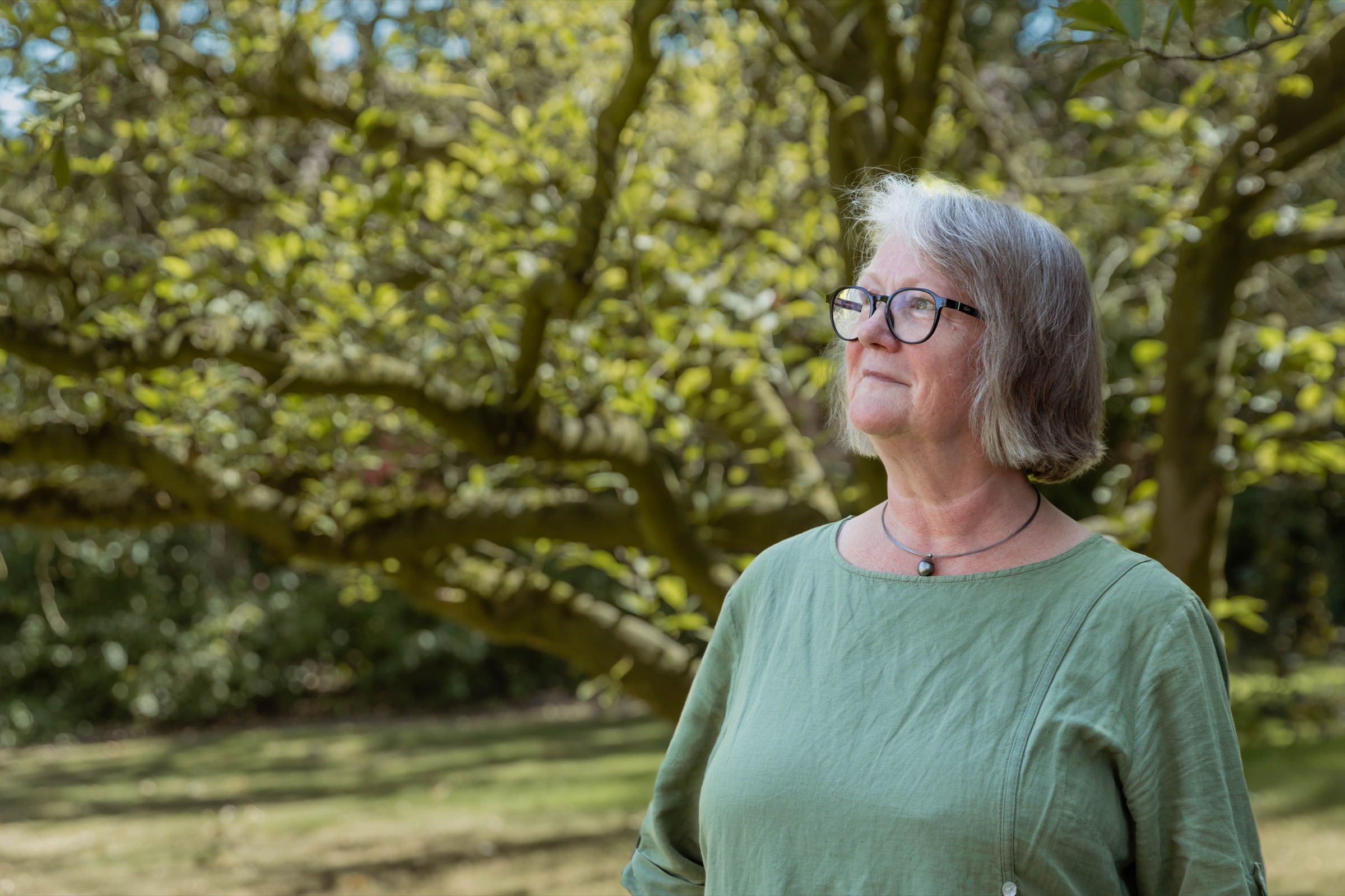 Kerstin Piening unter einem Baum im Garten